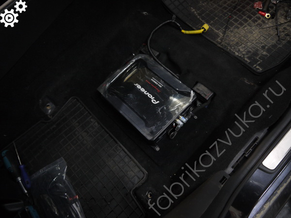 Установка усилителя на акустику в Subaru Impreza WRX STi