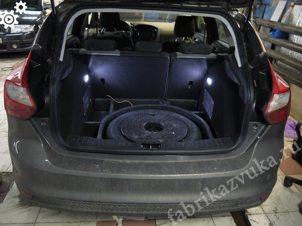 Ford Focus 3 - установка усилителей в крылья багажника