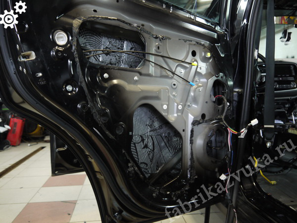 Внутренняя шумоизоляция дверей Mitsubishi Outlander III