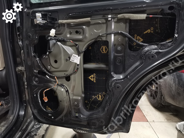 Виброизоляция внутреннего металла двери правой задней двери Nissan Pathfinder