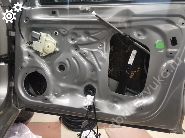 Внутренняя виброизоляция правой передней двери | Volkswagen Polo VI