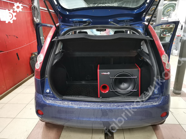 Установка активного сабвуфера Ford Fiesta Mk5