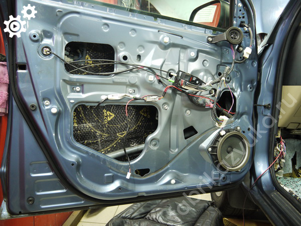 Левая передняя дверь Toyota RAV4 III - первый слой виброизоляции