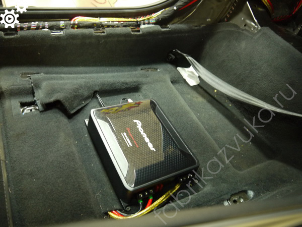 Установка усилителя на сабвуфер в Audi TT III 8S