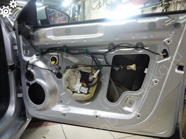 Штатная шумоизоляция Volkswagen Jetta VI - правая передняя дверь