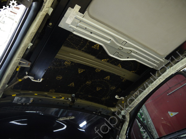 Процесс шумоизоляции потолка Nissan Primera III