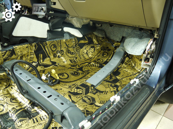 Процесс изоляции пола Toyota RAV4 III