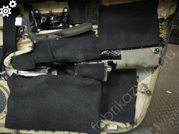 Процесс шумоизоляции обшивок дверей Lexus GS III