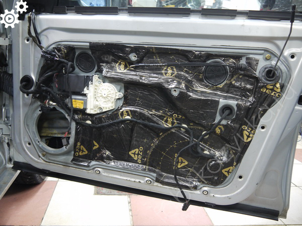 Второй слой шумоизоляции двери Volkswagen Golf 4
