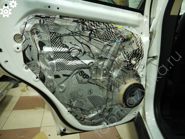 Качественная шумоизоляция задней двери Mitsubishi Outlander III