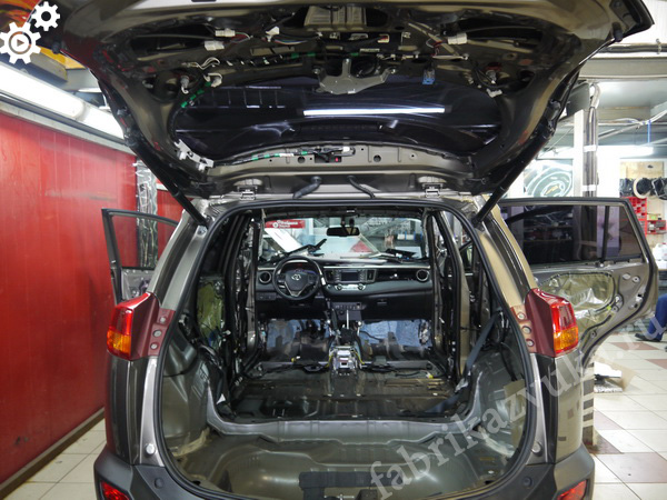 Перед шумоизоляцией Toyota RAV4