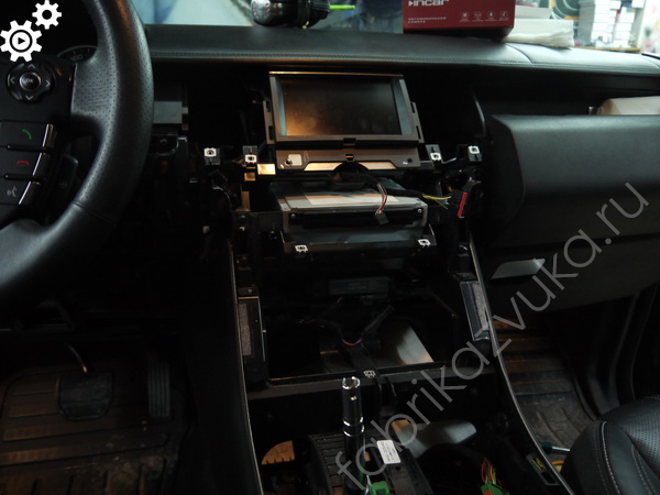 Процесс установки интерфейса в Range Rover Sport