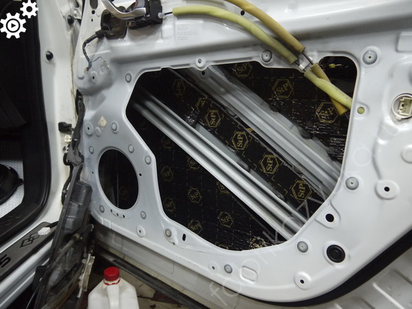 Первый слой шумоизоляции передней двери Mazda CX-5 I