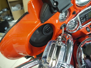 Установка фронтальной акустики Harley Davidson