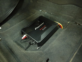 Установка моноблока на сабвуфер в Audi TT