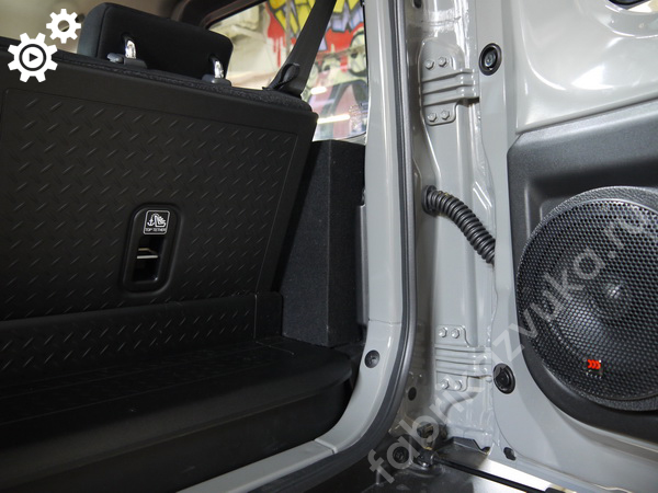 Установка сабвуфера в Suzuki Jimny IV