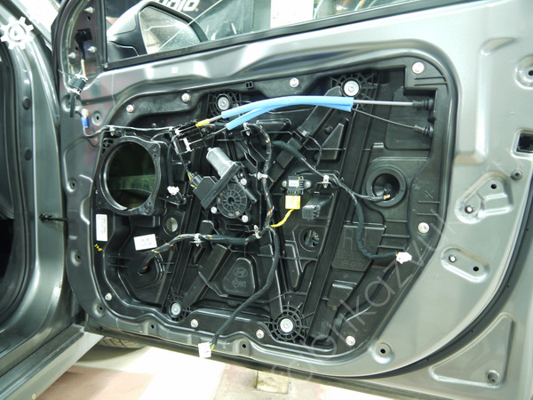 Правая передняя дверь Hyundai Sonata VII - штатная шумоизоляция