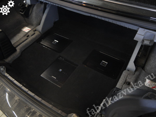Усилители в багажнике BMW 325i E93