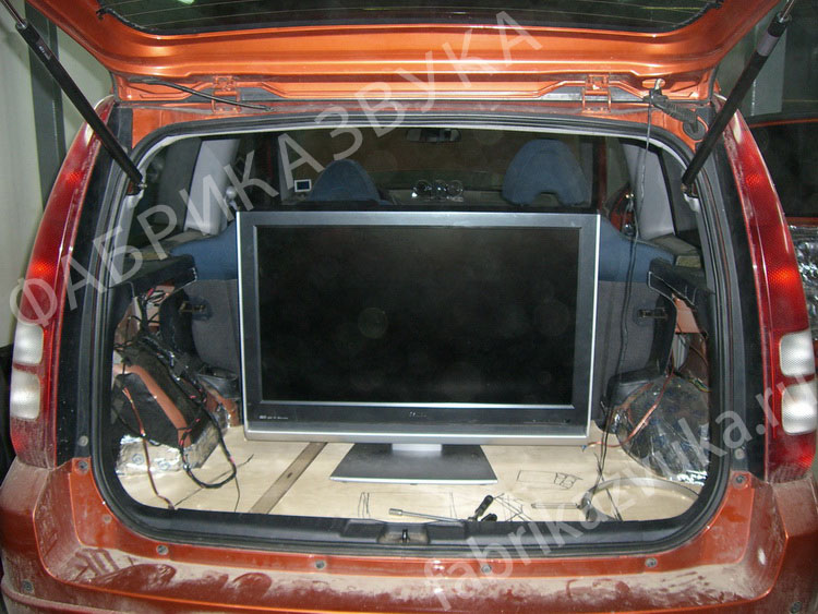 Установка ЖК-телевизора Toshiba в багажник Honda HRV