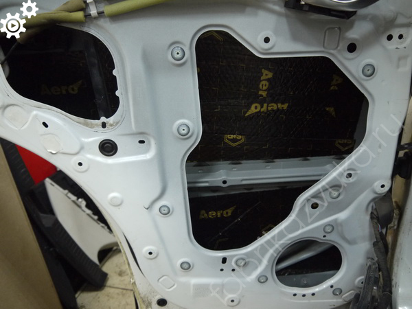 Первый слой шумоизоляции задней двери Mazda CX-5 I