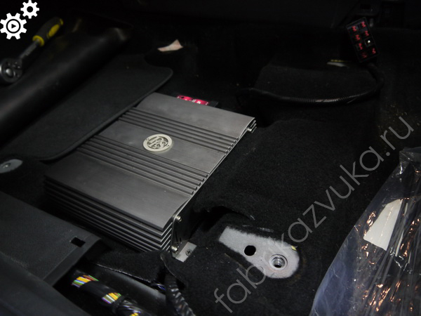 Установка усилителя под сиденье Ford Fiesta Mk6