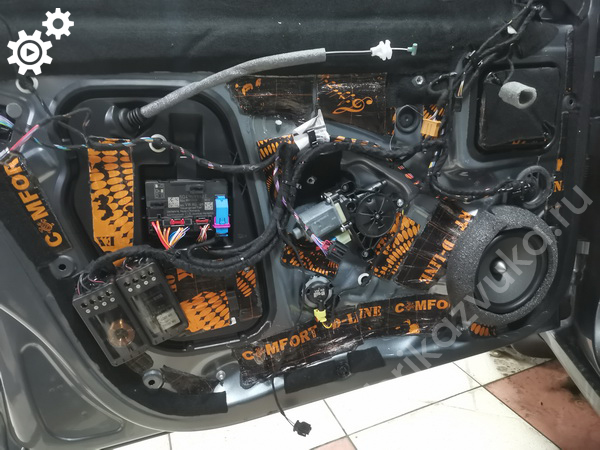 Установка передней акустики в Skoda Octavia A7 III