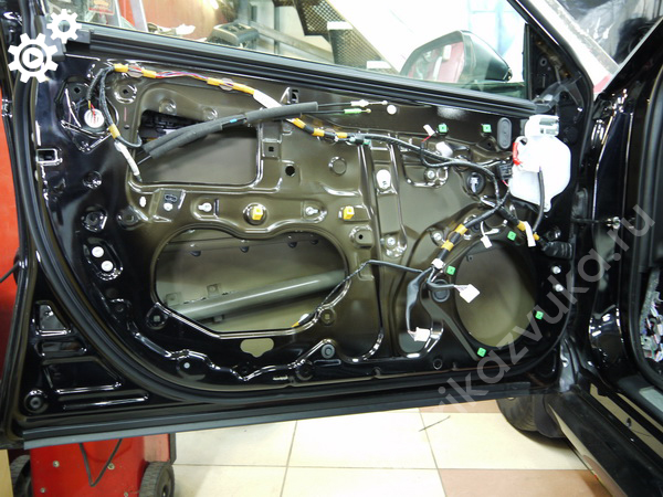 Левая передняя дверь до шумоизоляции | Toyota Camry VIII (XV70)