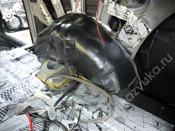 Второй слой шумоизоляции правой задней арки Lada 4x4 Niva