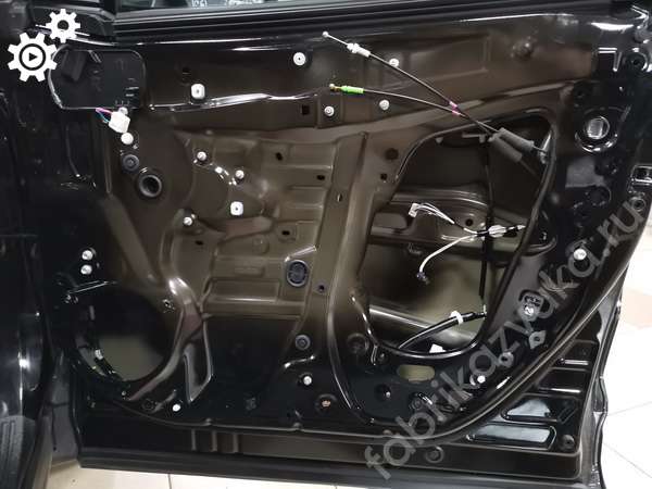 Правая передняя двери Toyota RAV4 V до виброизоляции