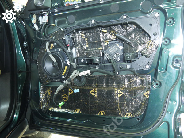 Второй слой виброизоляции передней правой двери Range Rover Evoque