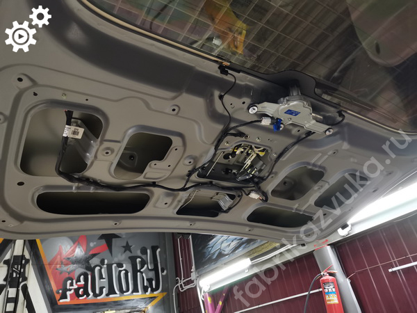 Штатная шумоизоляция крышки багажника Hyundai H-1 Starex II