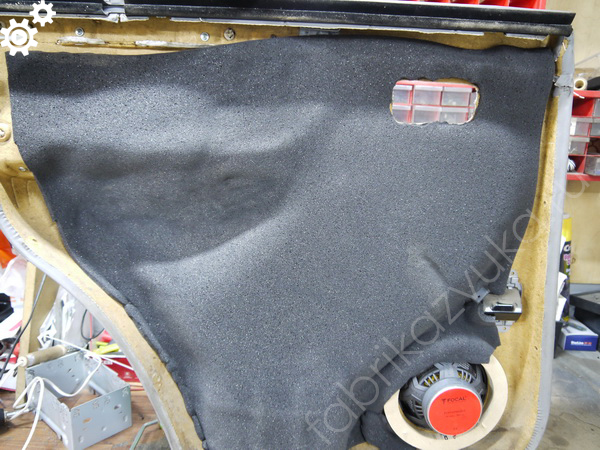 Шумоизоляция обшивки левой задней двери | Toyota Land Cruiser 105