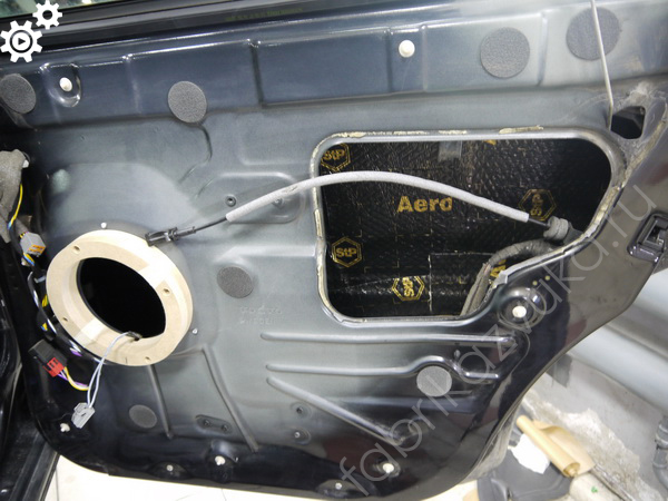 Первый слой шумоизоляции двери Volvo XC90