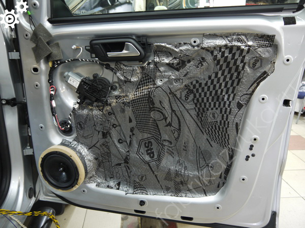 Шумоизоляция Volkswagen Amarok - передняя правая дверь