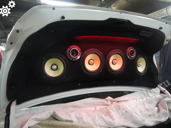 Установка акустики в крышку багажника Toyota Camry