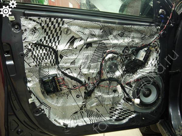 Процесс шумоизоляции двери Kia Sportage III