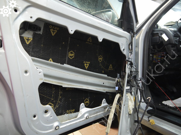 Первый слой шумоизоляции двери Volkswagen Golf 4
