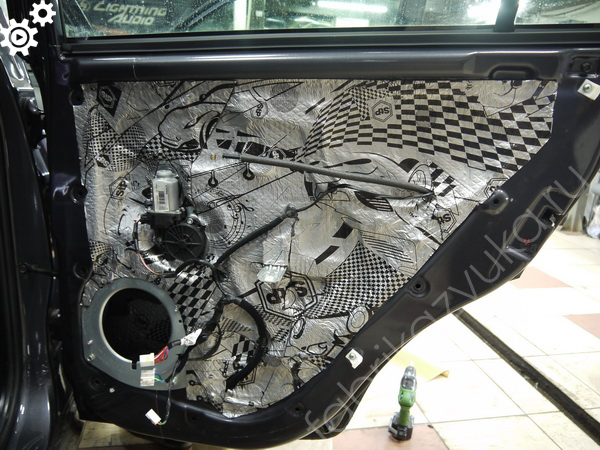 Второй слой шумоизоляции двери Kia Sportage III