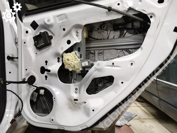 Первый слой виброизоляции задней правой двери Ford Focus 3 Рестайлинг