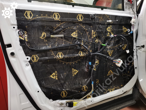Второй слой виброизоляции левой передней двери Toyota RAV4 IV Рест.