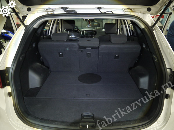 Компактная установка сабвуферов и усилителей в Hyundai Santa Fe