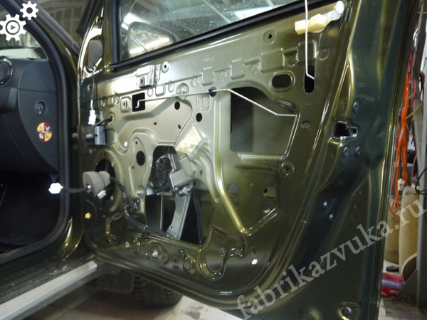 Процесс шумоизоляции дверей Renault Duster I рестайлинг
