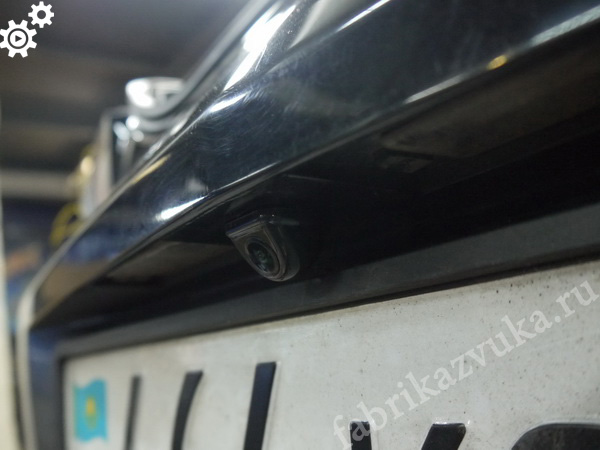 Установка камеры заднего вида на Chevrolet Camaro