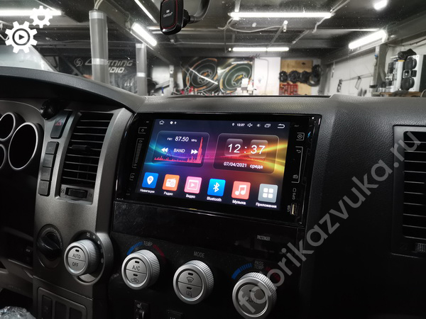 Установка магнитолы с навигацией в Toyota Tundra II