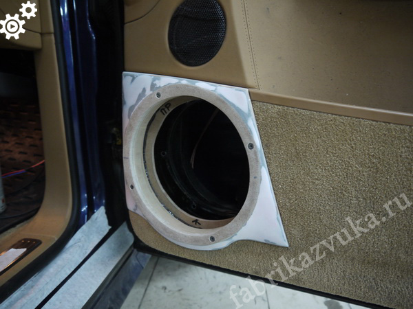 Изготовление подиума в двери Porsche Cayenne