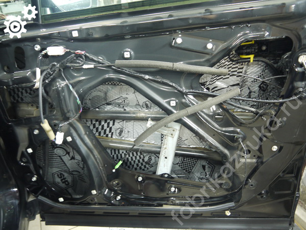Правая передняя дверь Subaru Forester IV - первый слой виброизоляции