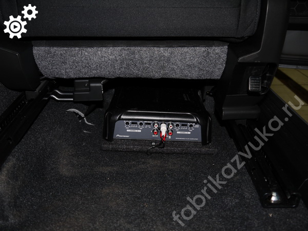 4-канальный усилитель в Suzuki Jimny IV