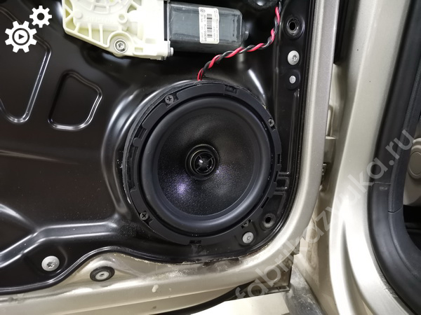 Задняя акустика Урал в Volkswagen Passat B6