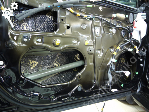 Первый слой виброизоляции левой передней двери | Toyota Camry VIII (XV70)