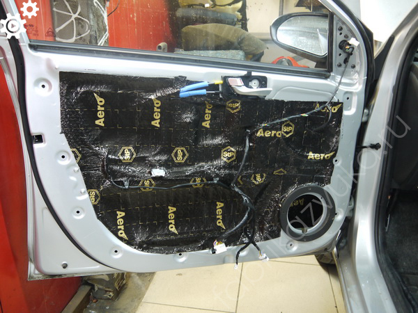 Виброизоляция в 2 слоя передней левой двери | Hyundai Solaris II